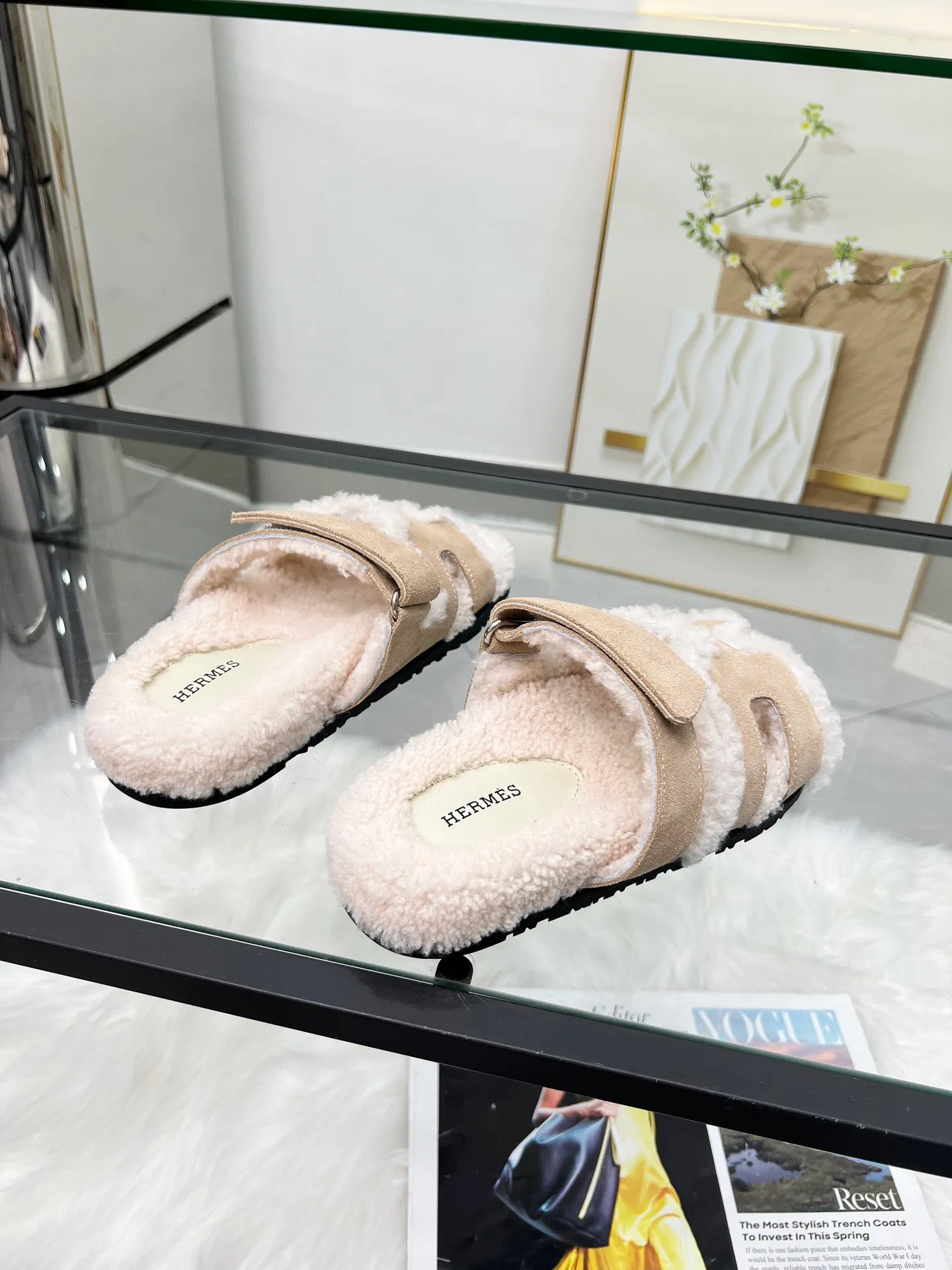 👟👟Ex-factory price 440👟👟 🌸[HERMES] My horse’s classic hot style second uncle🐑wool slippers🆕 are now available. A must-have item for autumn and winter ✅ Versatile and fashionable at home and out on the street 🍀The colors are extremely colorful! Walking Tuscany! TPR non-slip outsole is super light ️ Super comfortable on the feet without any sense of restraint I can’t stop drinking coffee ☕ My second uncle can’t take it off Color: maroon sand color light gray haze blue leather surface black code number: 35-40 (41 customized, non-returnable) Factory ready supply